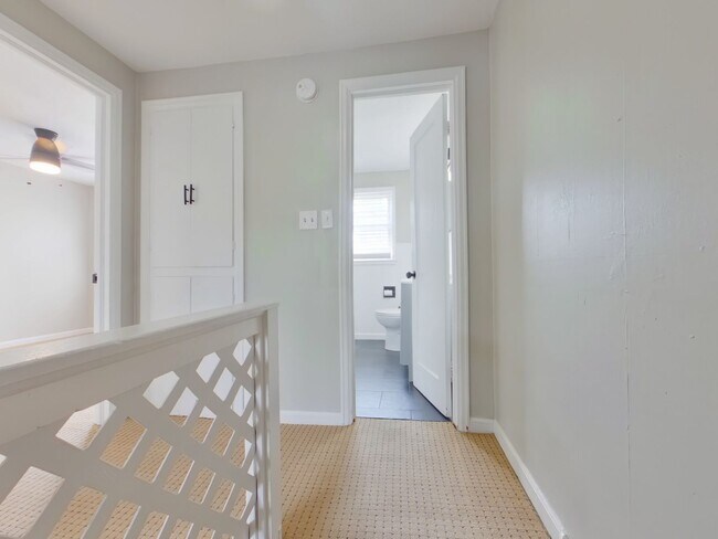 Building Photo - 449 Harding St
