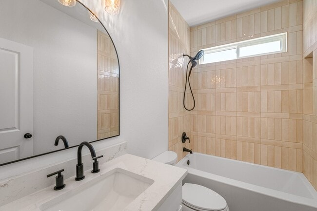 Building Photo - 130 Homer Dr W