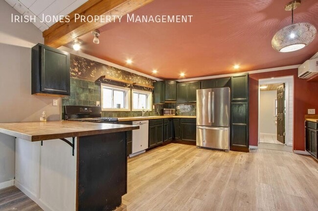 Building Photo - 5875 Lakeview Terrace