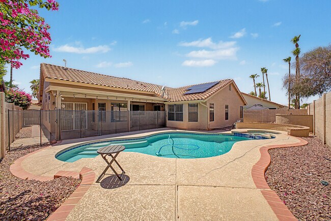 Building Photo - 3103 N Meadow Ln