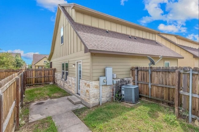 Building Photo - August Pre-Lease!! 4 Bedrooom/4 Bathroom Close to Campus!