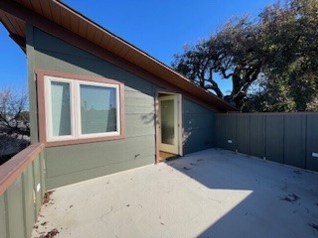 Building Photo - 481 Hillview St