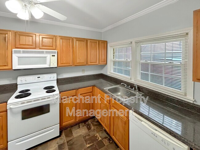 Building Photo - 661 Ravenel St
