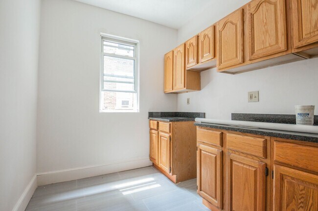 Building Photo - Allston 1 Bed Split – Heat & Hot Water Included – Great Value – 9/1