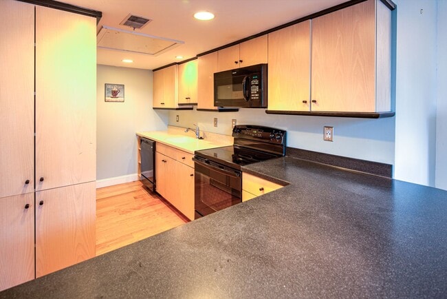 Building Photo - Welcome to the Baynard House; Elegant, Spacious & Bright Showing- Coming Soon