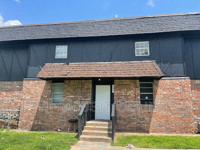 Primary Photo - 405 S Maple St