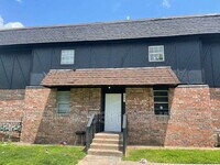 Building Photo - 405 S Maple St