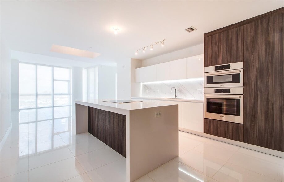 Building Photo - 851 NE 1st Ave