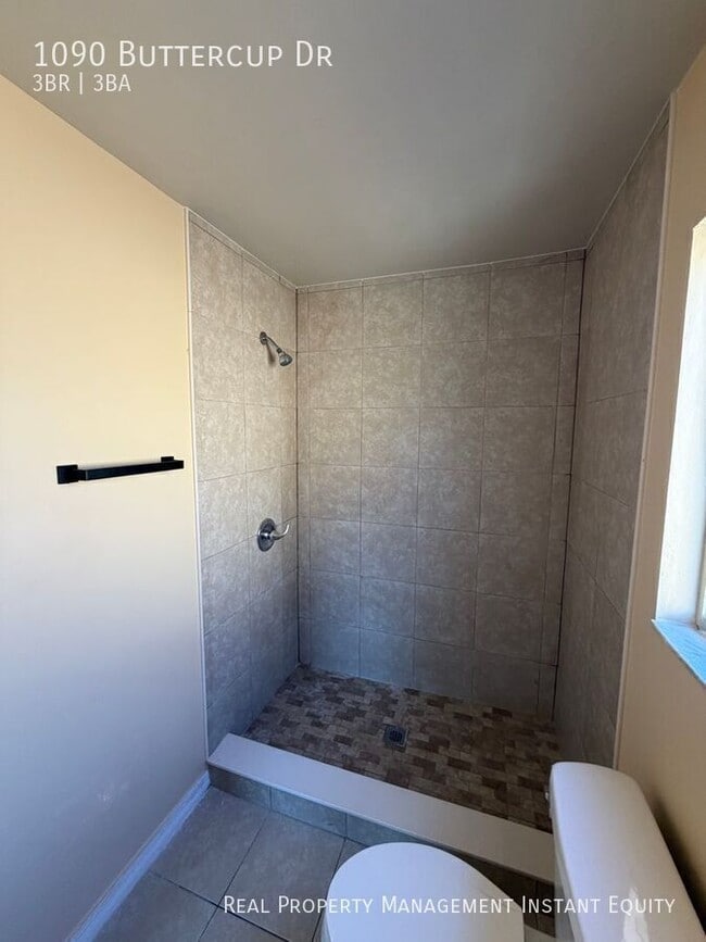 Building Photo - 1090 Buttercup Dr