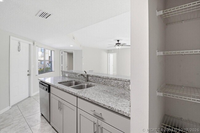 Building Photo - 2625 Heathcote Dr