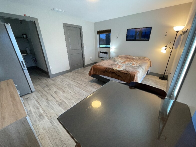 Building Photo - 2116 NE 8th Pl