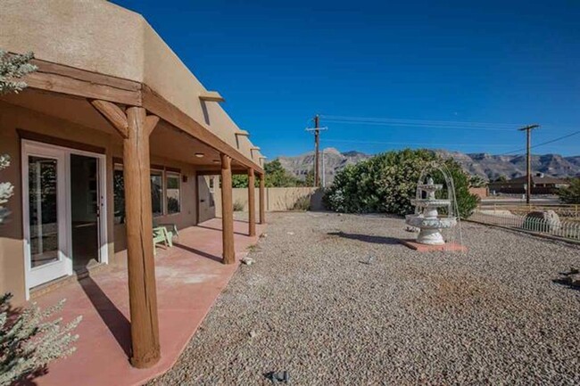 Building Photo - Charming Home On the Golf Course!