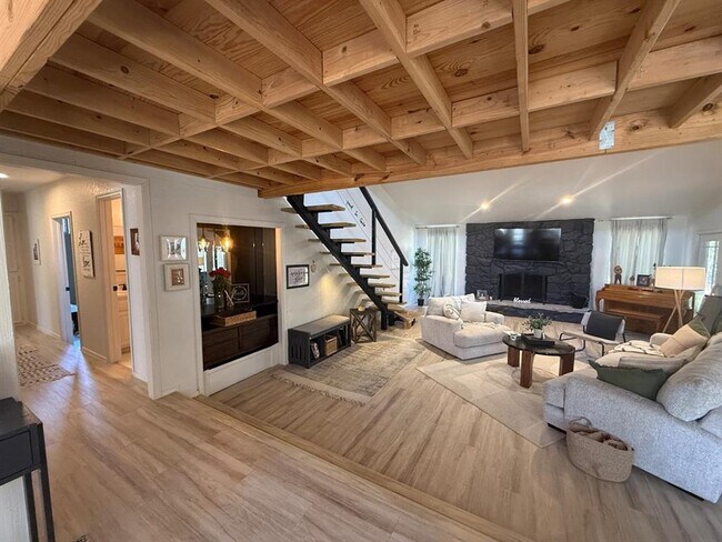 Building Photo - 1925 Plaza District Dr