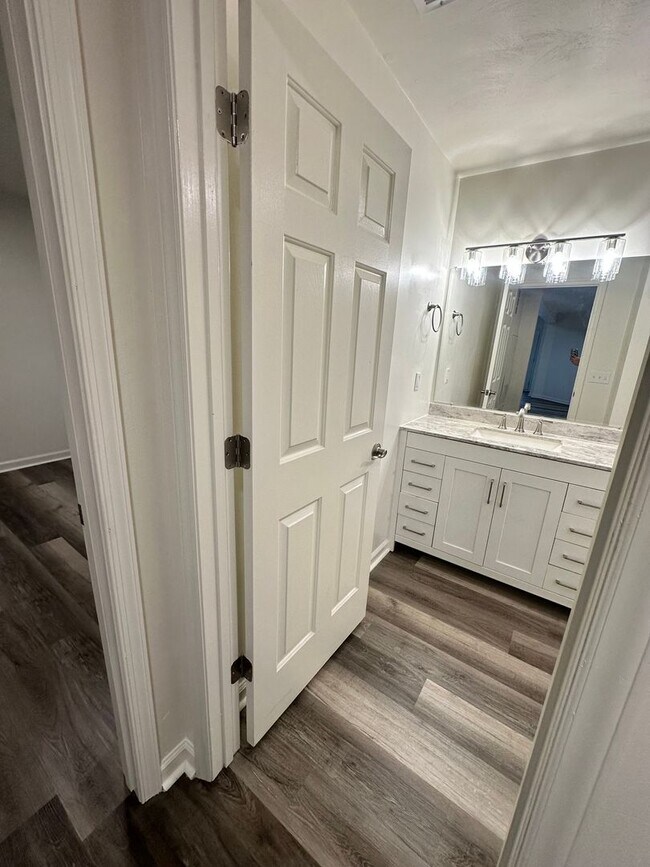 Building Photo - 1 Bedroom Available Collegiate Court  (SUB...