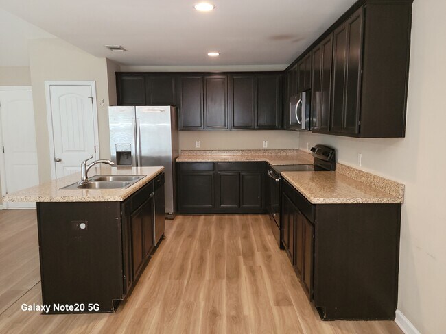 Building Photo - 104 Clydesdale Ct