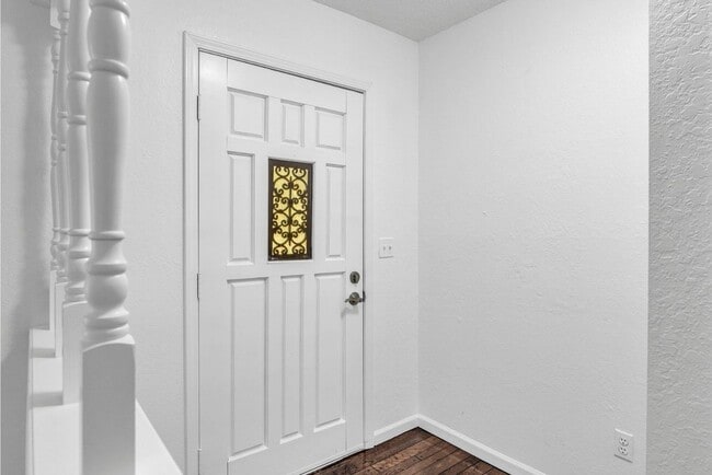 Building Photo - 405 S Montclaire Dr