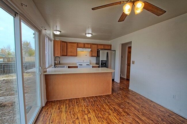 Building Photo - 3 bed 1 and 3/4 bath ranch home