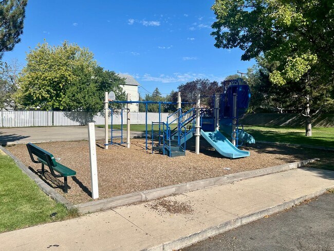 Building Photo - Cozy 3B/1 Bath Condo in West Valley Available Soon!