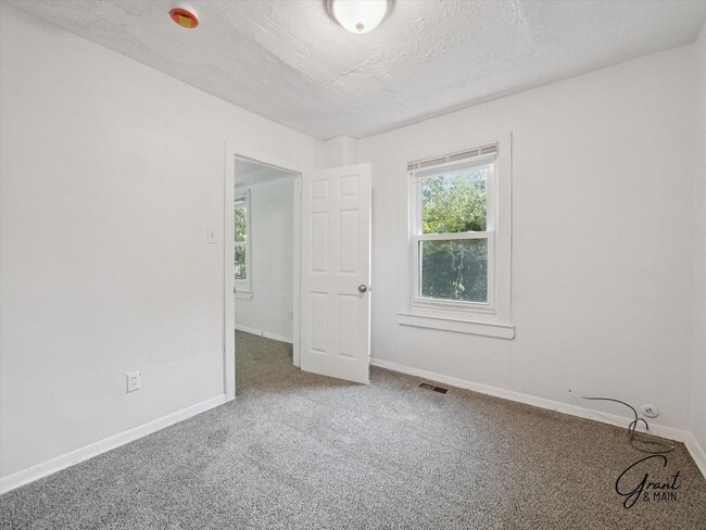 Building Photo - $1200 3 bedroom bungalow
