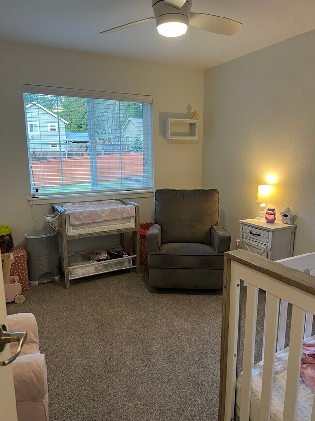 Building Photo - 381 E Lakeshore Dr