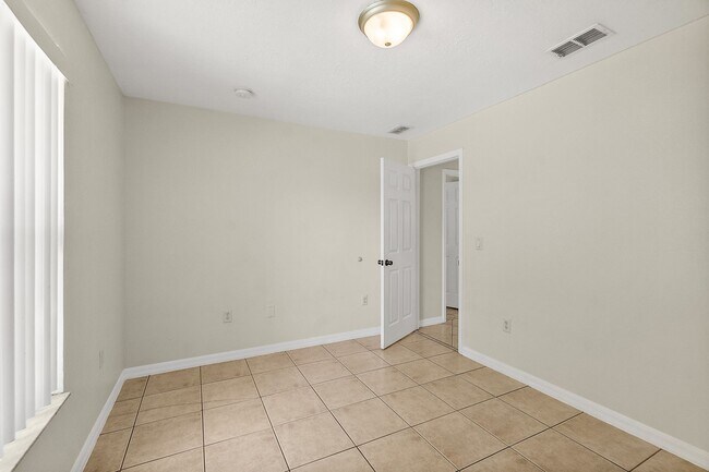 Building Photo - Spacious 3 Bedroom 2 Bath 1 Car Duplex in ...