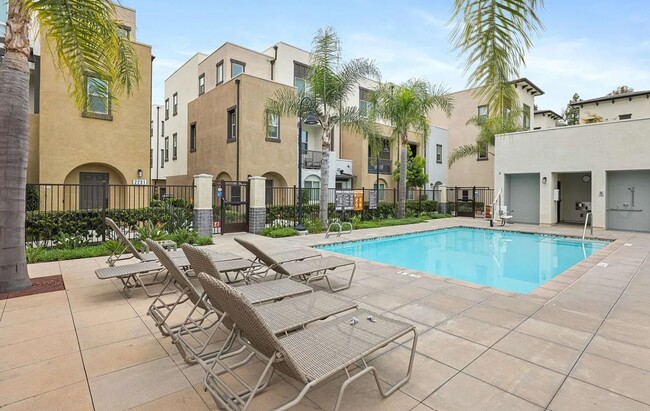 Building Photo - 4 Bedroom TownHome in the Skyline Community
