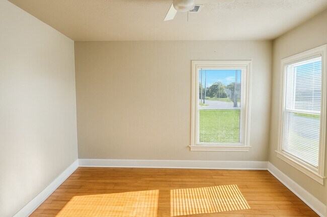 Building Photo - 816 1st St