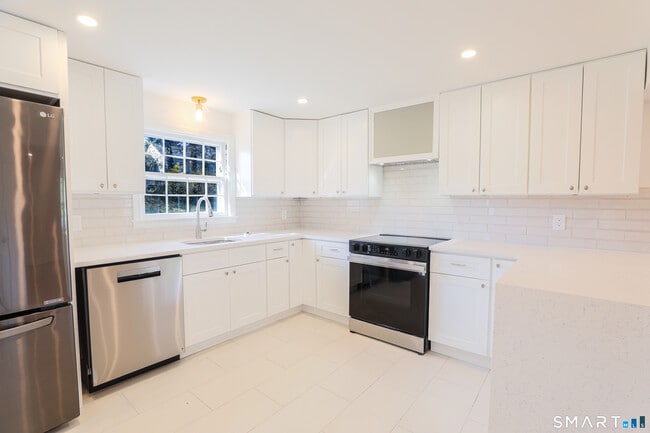 Building Photo - 105 Hyde Rd