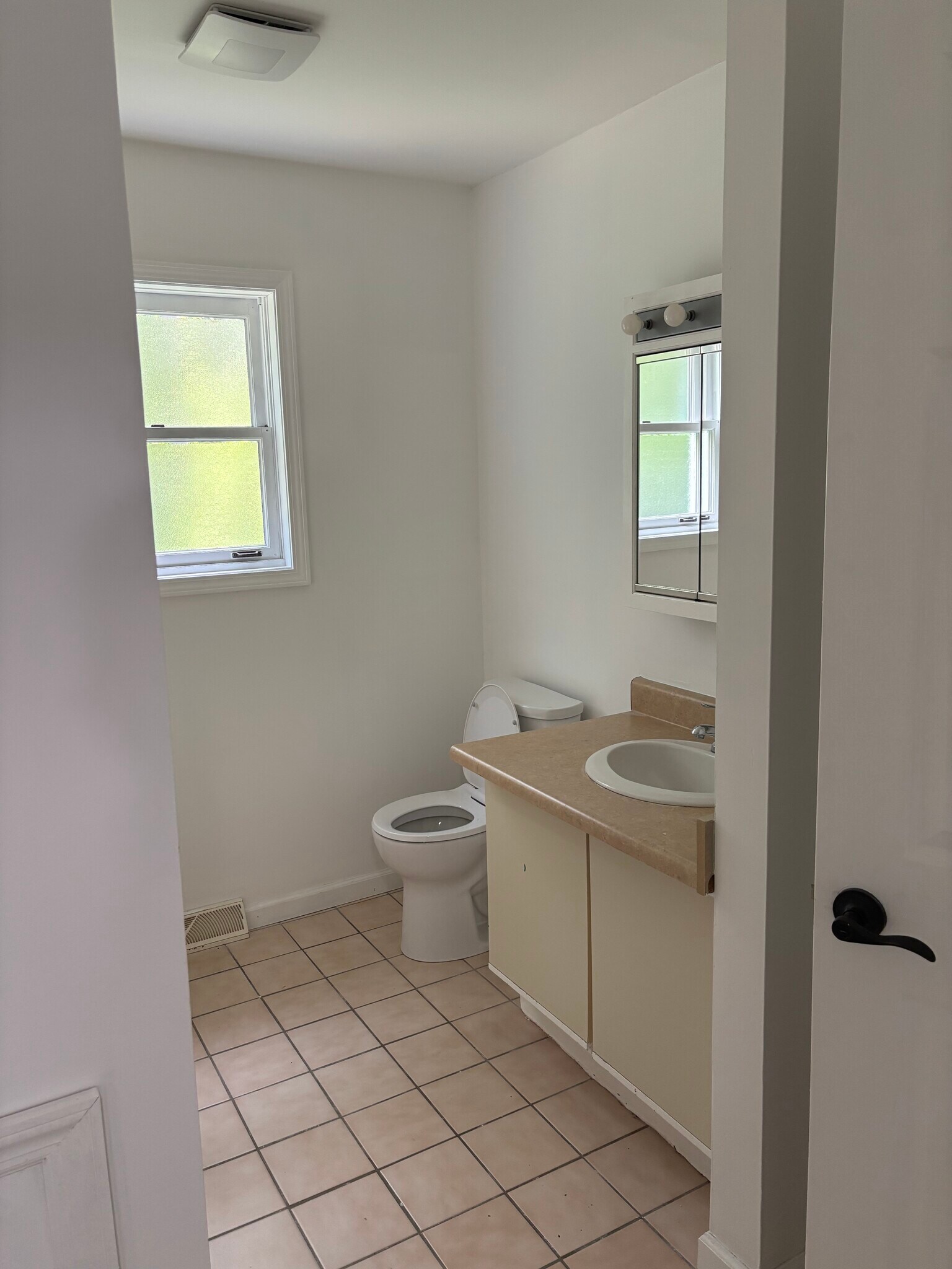 Main bath - 113 Woodin Rd