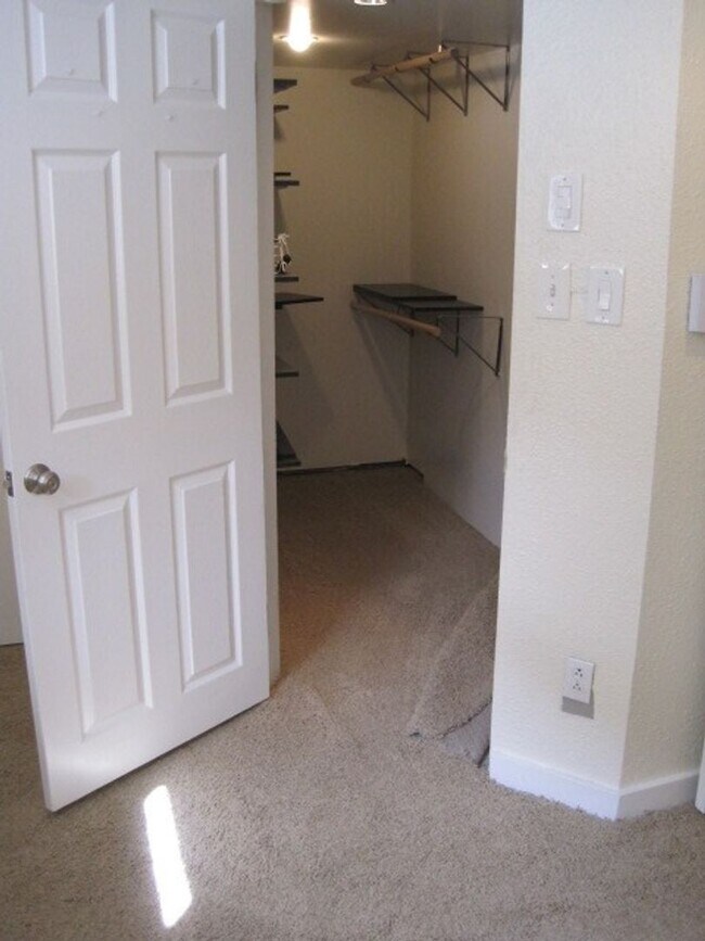 Building Photo - 549