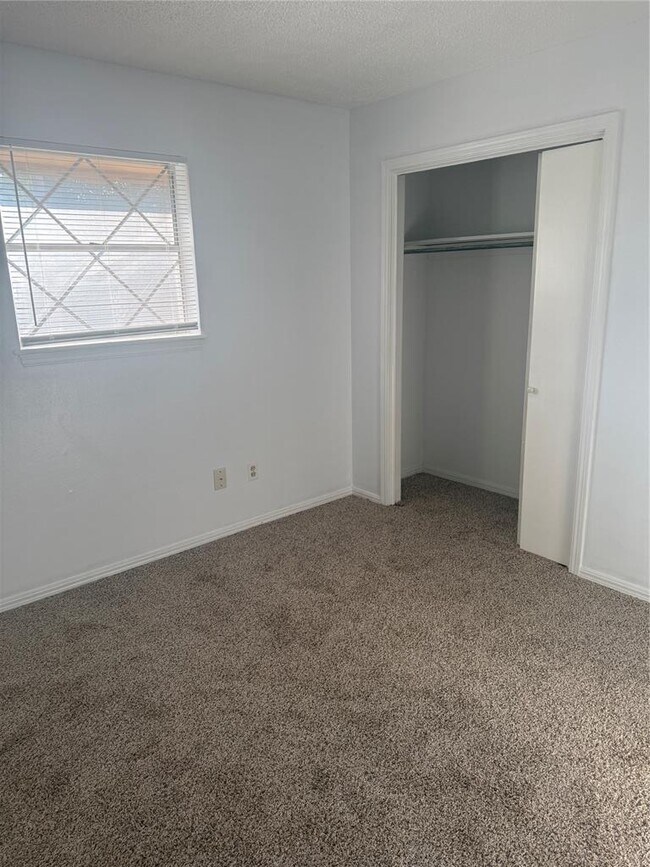 Building Photo - 315 Willow Pl