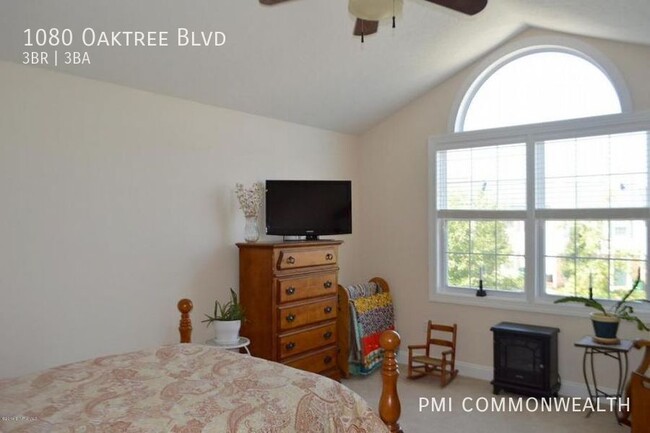 Building Photo - 3 Bed / 2.5 Bath Townhouse (Available 6/10...