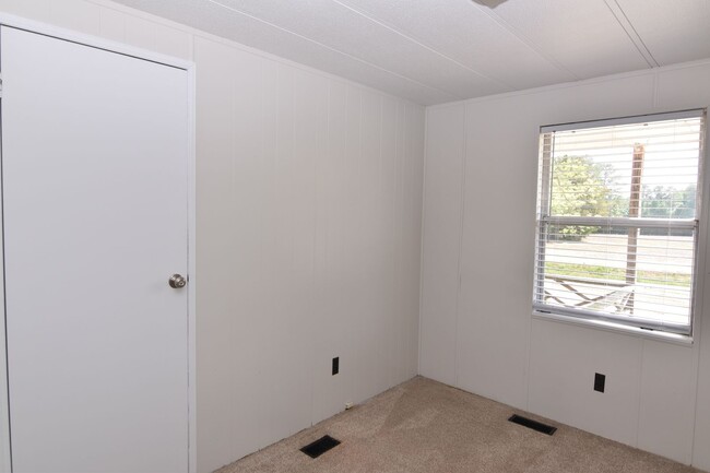 Building Photo - Spacious & Updated Double-Wide Home on a L...