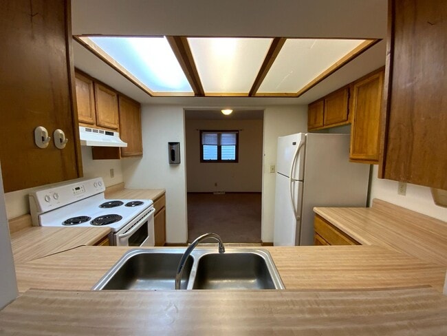 Building Photo - 4 Bedroom 3 Bath Condo
