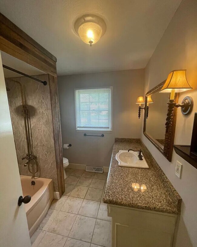 Building Photo - Beautiful 3 bed 2 bath home AVAILABLE NOW!