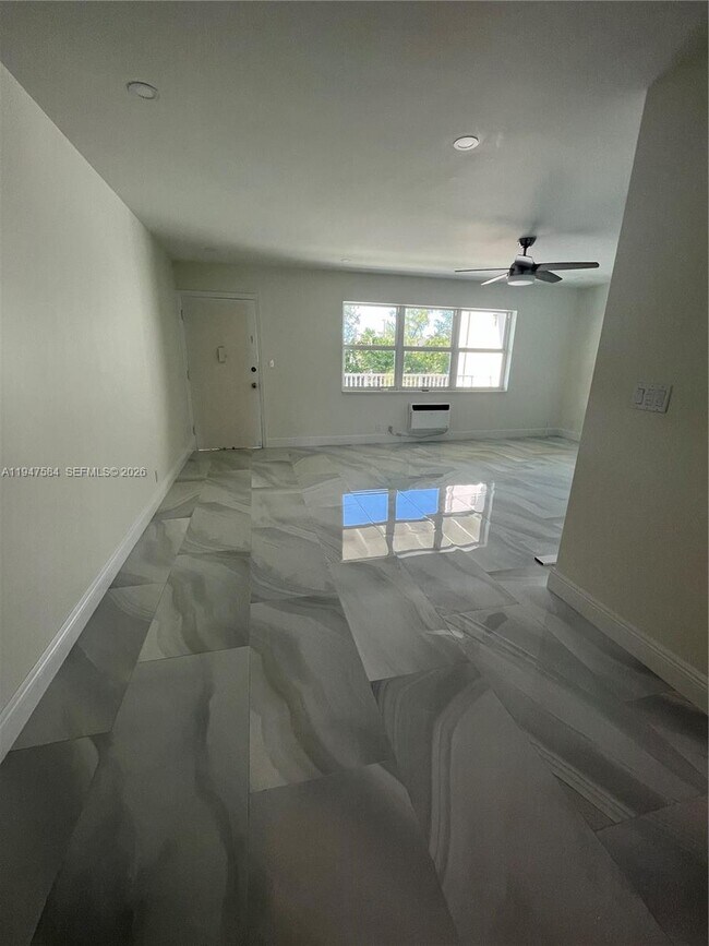 Building Photo - 3922 NE 166th St