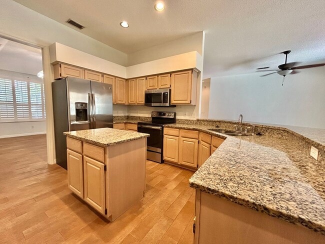 Building Photo - Beautiful Home with Water View in Eastwood!