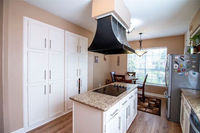 Building Photo - 7911 Hidden Oaks Ln