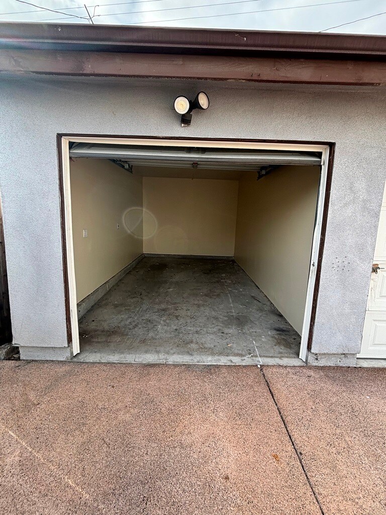 Building Photo - 216 E 97th St