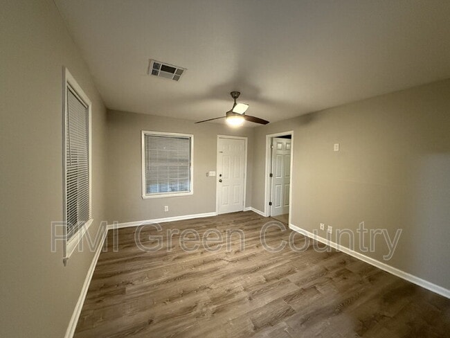 Building Photo - 203 W Knoxville St