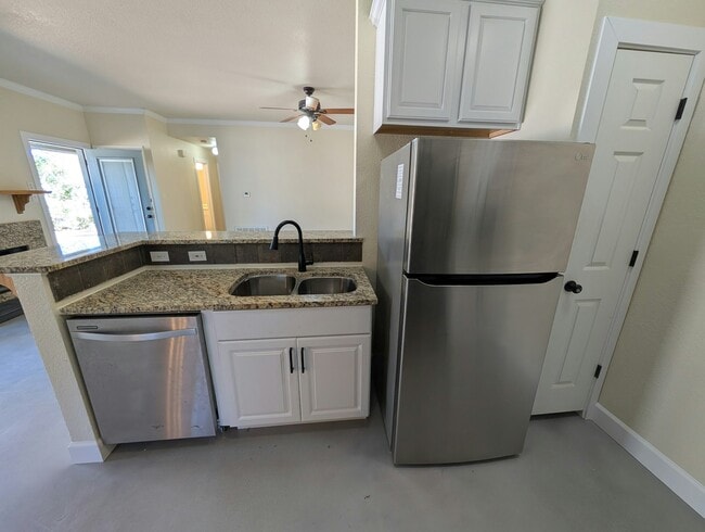 Building Photo - 106 Commercial Dr