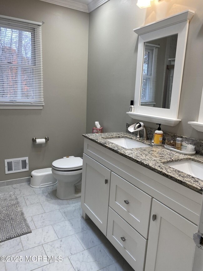 Building Photo - 11 Walnut Ct