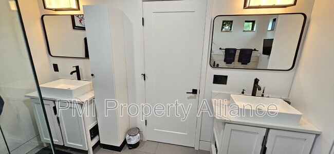 Building Photo - 2319 Drake Dr