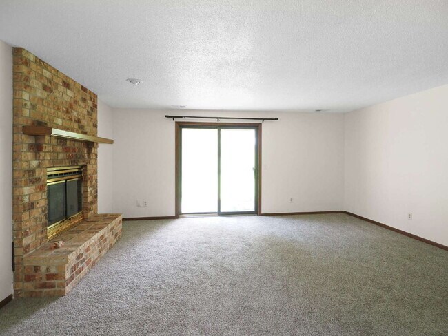 Building Photo - Available now 2-Bed Twin Home in Shoreview