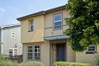 Building Photo - Modern 3BR Lakewood Townhome with 2-Car Garage