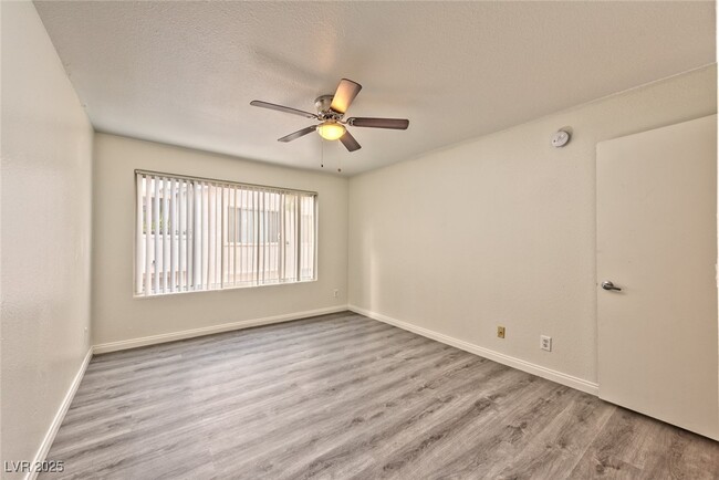Building Photo - 3058 Tarpon Dr