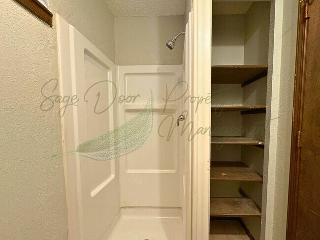 Building Photo - AVAILABLE NOW!!!!