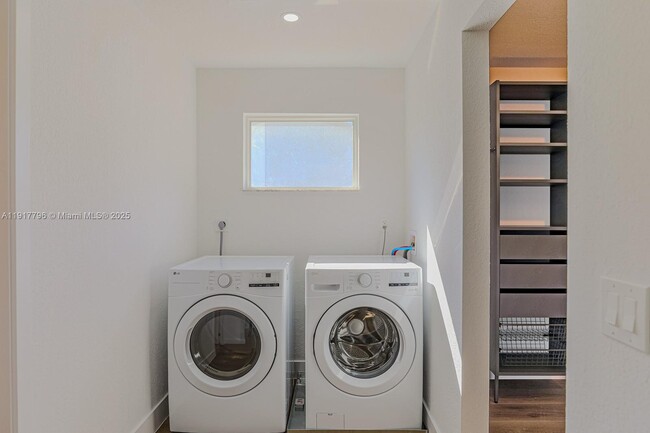 Building Photo - 2795 N 40th Ave