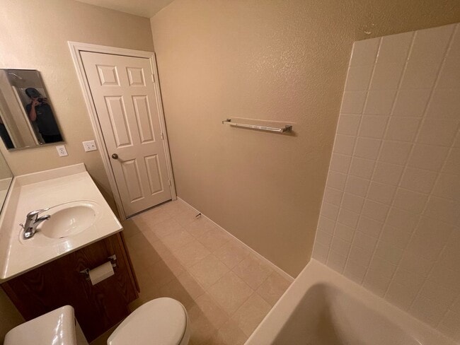 Building Photo - 3 Bedroom 2 1/2 Bathroom w/Den & Loft