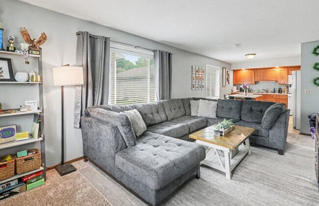 Building Photo - Rent: Cute 3 Bedroom Home